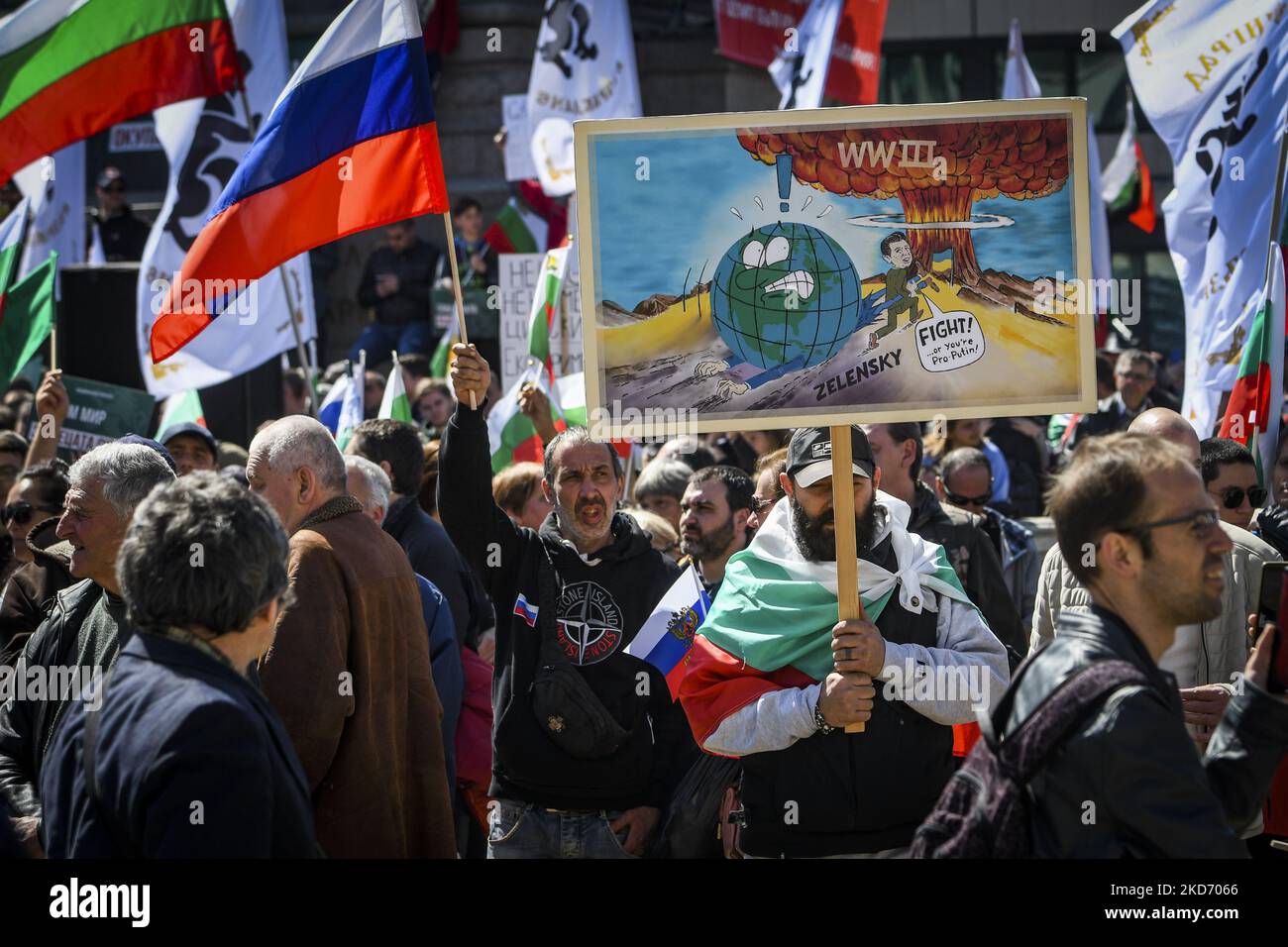 I sostenitori del partito nazionalista e russo di Vazrazhdane (Revival) protestano a sostegno della Russia e contro l'adesione della Bulgaria alla NATO e l'invio di armi in Ucraina a Sofia (Bulgaria) il 06 aprile 2022 (Foto di Georgi Paleykov/NurPhoto) Foto Stock