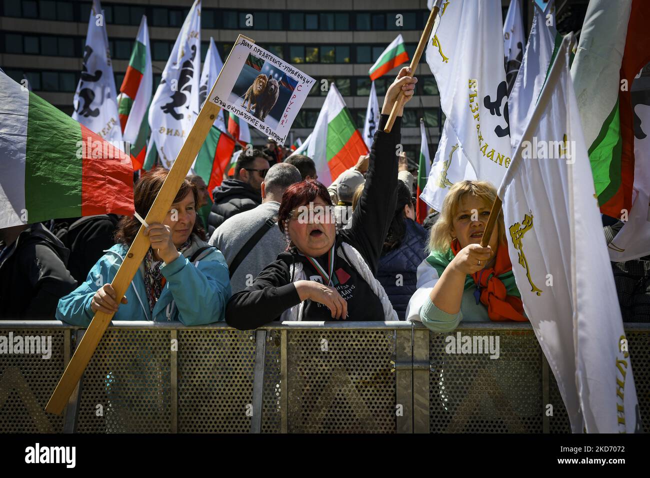 I sostenitori del partito nazionalista e russo di Vazrazhdane (Revival) protestano a sostegno della Russia e contro l'adesione della Bulgaria alla NATO e l'invio di armi in Ucraina davanti al Parlamento di Sofia, Bulgaria il 06 aprile 2022 (Foto di Georgi Paleykov/NurPhoto) Foto Stock