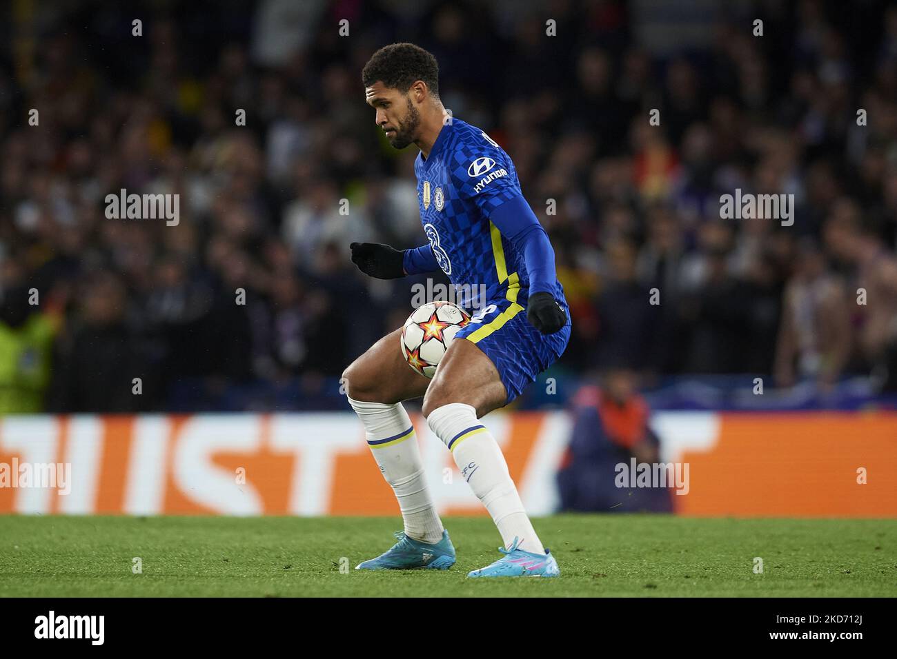 Ruben Loftus-guancia di Chelsea controlla la palla durante la finale di UEFA Champions League Quarter, una partita tra il Chelsea FC e il Real Madrid a Stamford Bridge il 6 aprile 2022 a Londra, Regno Unito. (Foto di Jose Breton/Pics Action/NurPhoto) Foto Stock