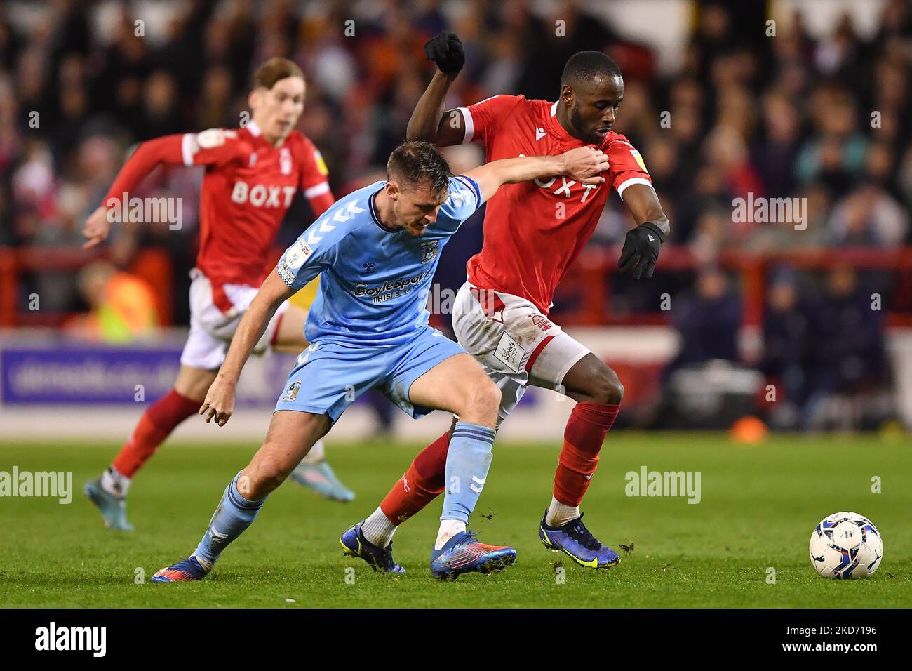 Keinan Davis di Nottingham Forest combatte con Dominic Hyam di Coventry City durante la partita del campionato Sky Bet tra Nottingham Forest e Coventry City presso il City Ground di Nottingham mercoledì 6th aprile 2022. (Foto di Jon Hobley/MI News/NurPhoto) Foto Stock