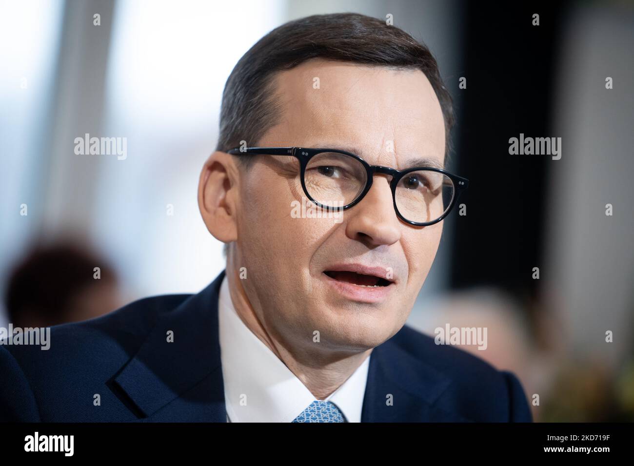 Il primo ministro polacco Mateusz Morawiecki ha incontrato gli anziani alla Casa del pensionamento giornaliero a Wola Karczewska, Polonia il 6 aprile 2022 (Foto di Mateusz Wlodarczyk/NurPhoto) Foto Stock