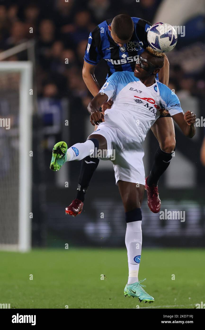 Bergamo, Italia, 5th novembre 2022. Merit Demiral di Atalanta si scontra con Victor Osimhen della SSC Napoli durante la Serie A allo Stadio Gewiss di Bergamo. L'immagine di credito dovrebbe essere: Jonathan Moskrop / Sportimage Foto Stock