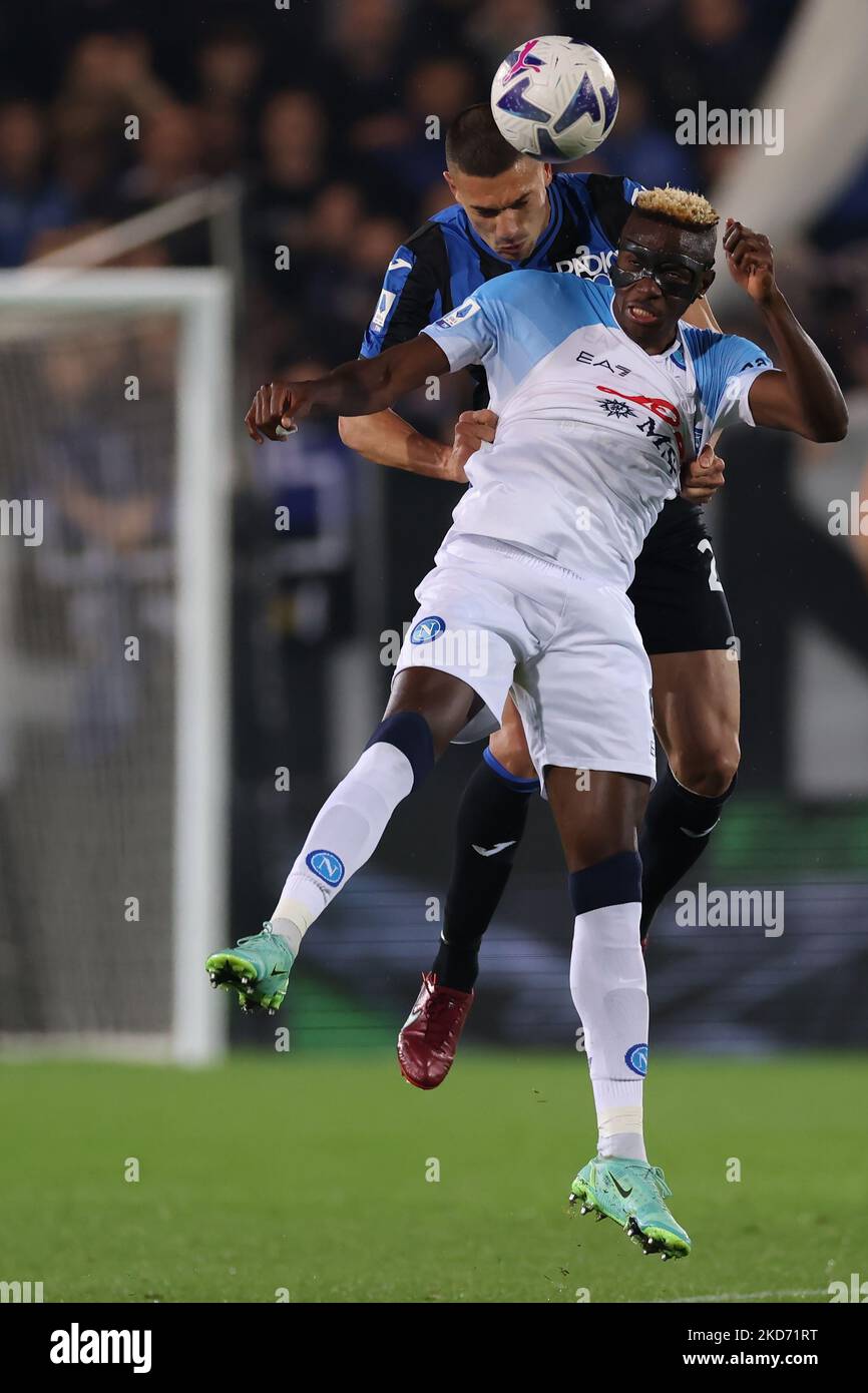 Bergamo, Italia, 5th novembre 2022. Merit Demiral di Atalanta si scontra con Victor Osimhen della SSC Napoli durante la Serie A allo Stadio Gewiss di Bergamo. L'immagine di credito dovrebbe essere: Jonathan Moskrop / Sportimage Foto Stock