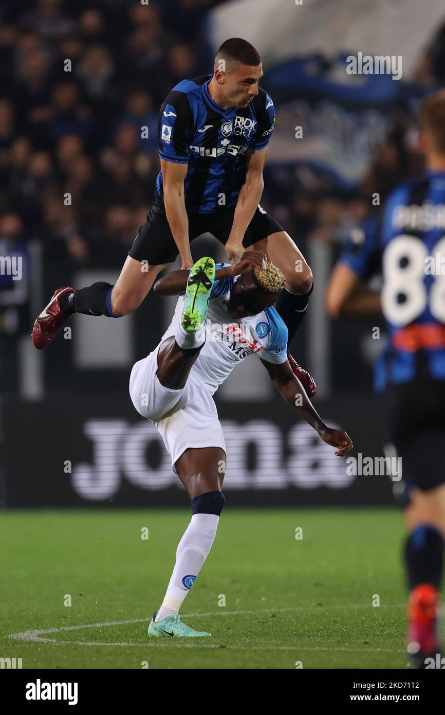 Bergamo, Italia, 5th novembre 2022. Merit Demiral di Atalanta si scontra con Victor Osimhen della SSC Napoli durante la Serie A allo Stadio Gewiss di Bergamo. L'immagine di credito dovrebbe essere: Jonathan Moskrop / Sportimage Foto Stock