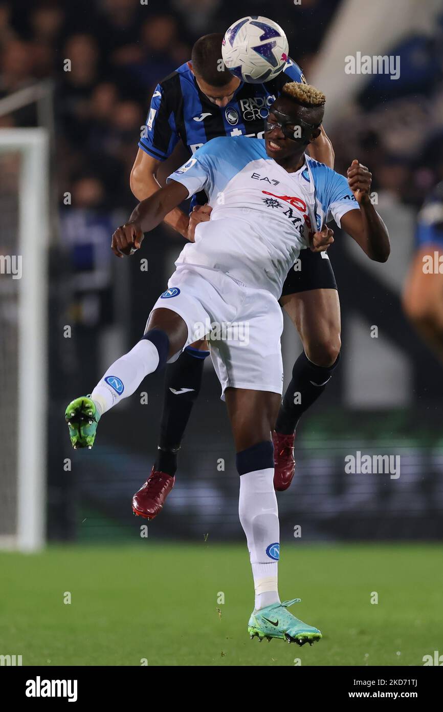 Bergamo, Italia, 5th novembre 2022. Merit Demiral di Atalanta si scontra con Victor Osimhen della SSC Napoli durante la Serie A allo Stadio Gewiss di Bergamo. L'immagine di credito dovrebbe essere: Jonathan Moskrop / Sportimage Foto Stock