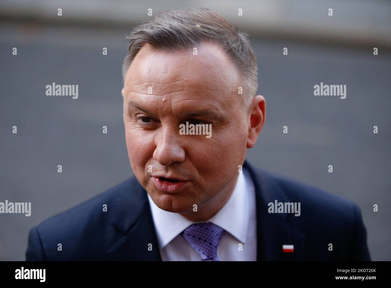 Il presidente polacco Andrzej Duda parla ai media dopo un incontro con il primo ministro britannico Boris Johnson al 10 di Downing Street a Londra, in Inghilterra, il 7 aprile 2022. (Foto di David Cliff/NurPhoto) Foto Stock