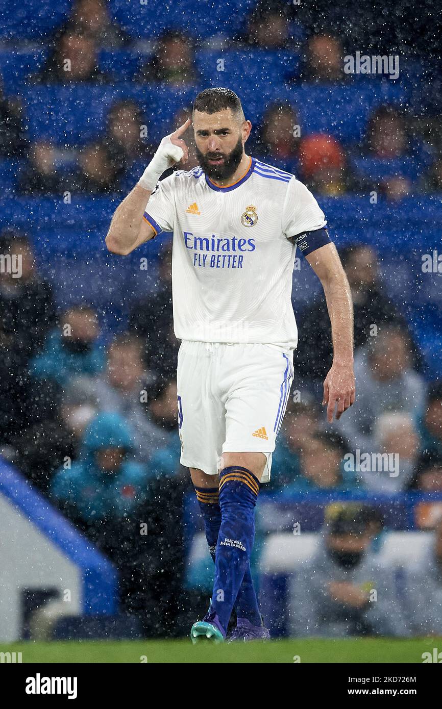 Karim Benzema del Real Madrid gestures dopo aver segnato il suo secondo gol durante la finale di UEFA Champions League Quarter, una partita tra il Chelsea FC e il Real Madrid a Stamford Bridge il 6 aprile 2022 a Londra, Regno Unito. (Foto di Jose Breton/Pics Action/NurPhoto) Foto Stock