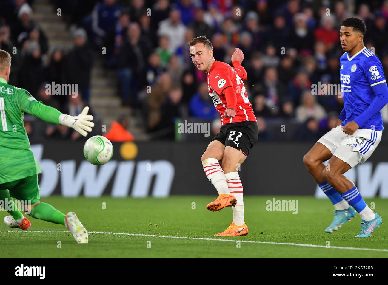 Mario Gotze del PSV Eindhoven tira in gol durante la finale del quartiere della Conferenza UEFA Europa tra Leicester City e PSV Eindhoven al King Power Stadium di Leicester giovedì 7th aprile 2022. (Foto di Jon Hobley/MI News/NurPhoto) Foto Stock