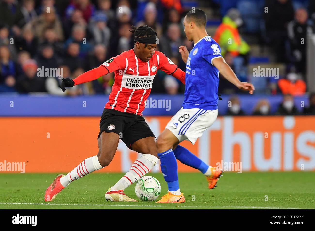 Noni Madueke del PSV Eindhoven spara in gol durante la partita finale del quartiere della Conferenza UEFA Europa tra Leicester City e PSV Eindhoven al King Power Stadium di Leicester giovedì 7th aprile 2022. (Foto di Jon Hobley/MI News/NurPhoto) Foto Stock