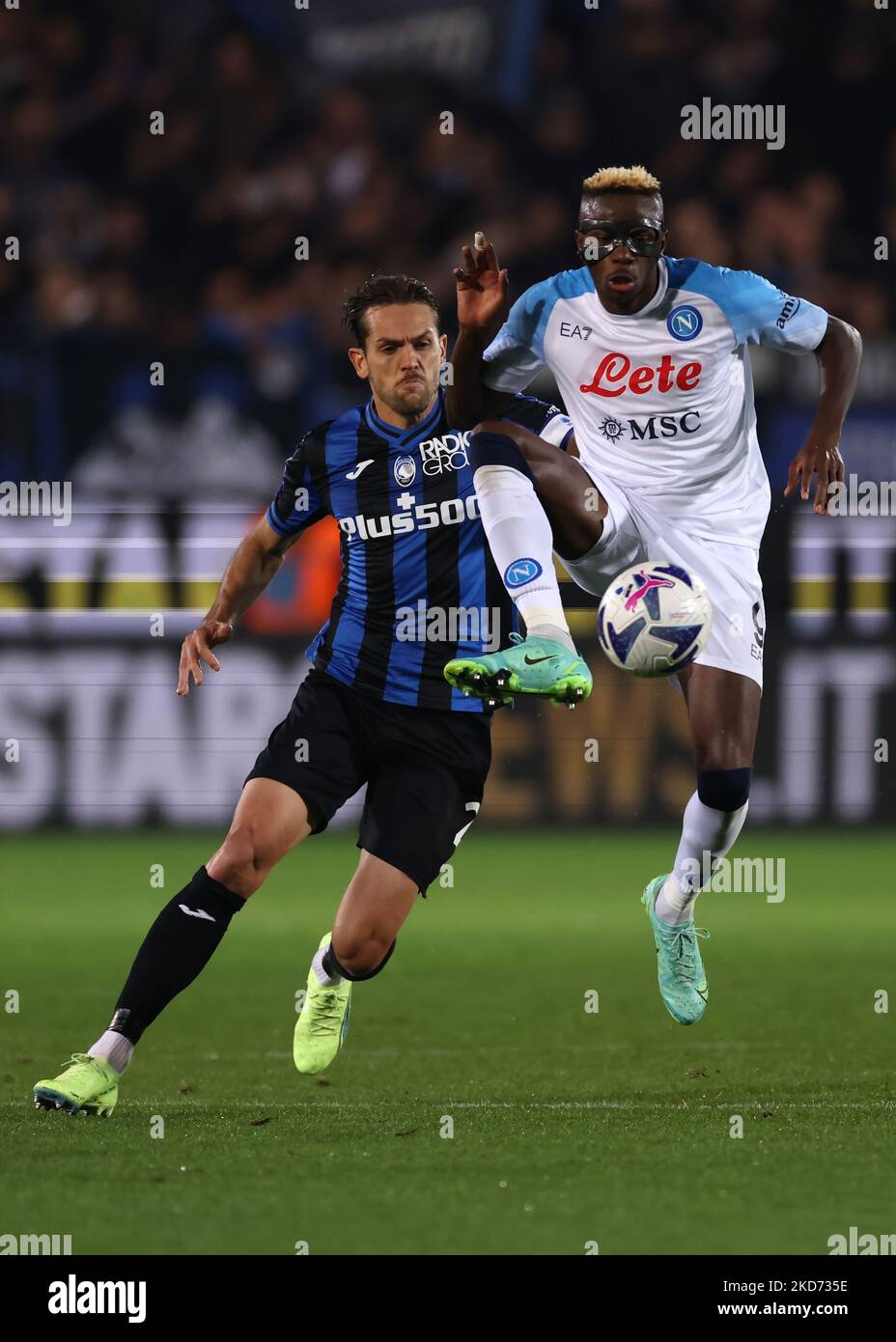 Bergamo, Italia, 5th novembre 2022. Victor Osimhen della SSC Napoli controlla la palla mentre Rafael Toloi di Atalanta chiude durante la Serie A allo Stadio Gewiss di Bergamo. L'immagine di credito dovrebbe essere: Jonathan Moskrop / Sportimage Foto Stock
