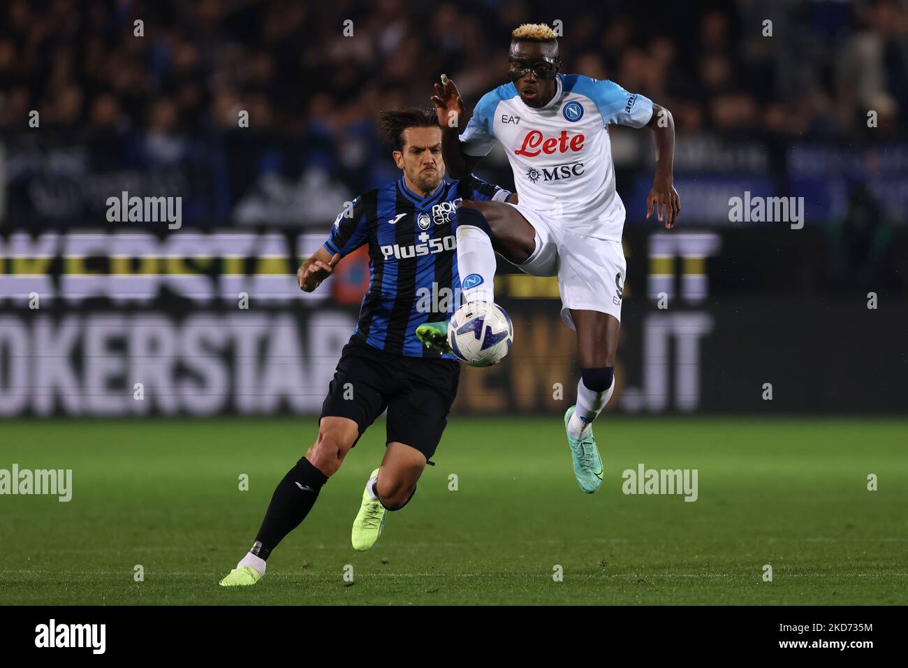 Bergamo, Italia, 5th novembre 2022. Victor Osimhen della SSC Napoli controlla la palla mentre Rafael Toloi di Atalanta chiude durante la Serie A allo Stadio Gewiss di Bergamo. L'immagine di credito dovrebbe essere: Jonathan Moskrop / Sportimage Foto Stock