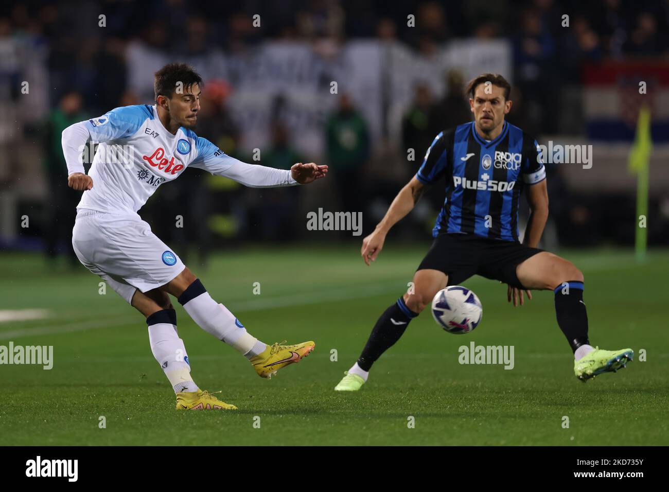 Bergamo, Italia, 5th novembre 2022. Eljif Elmas di SSC Napoli gioca la palla mentre Rafael Toloi di Atalanta chiude durante la Serie A allo Stadio Gewiss di Bergamo. L'immagine di credito dovrebbe essere: Jonathan Moskrop / Sportimage Foto Stock