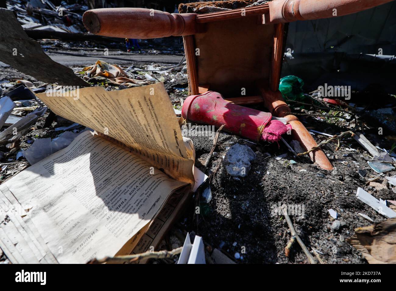 Uno scarpone da bambino è visto nei detriti in Borodyanka , Buca Raion di Kyiv Oblast, il 7 aprile 2022. (Foto di Ceng Shou Yi/NurPhoto) Foto Stock