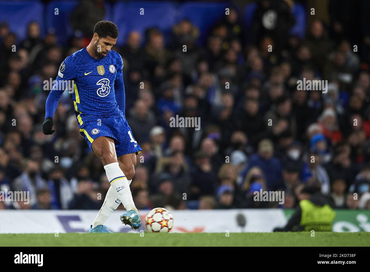 Ruben Loftus-guancia di Chelsea ha superato durante la finale di UEFA Champions League Quarter, una partita tra il Chelsea FC e il Real Madrid a Stamford Bridge il 6 aprile 2022 a Londra, Regno Unito. (Foto di Jose Breton/Pics Action/NurPhoto) Foto Stock