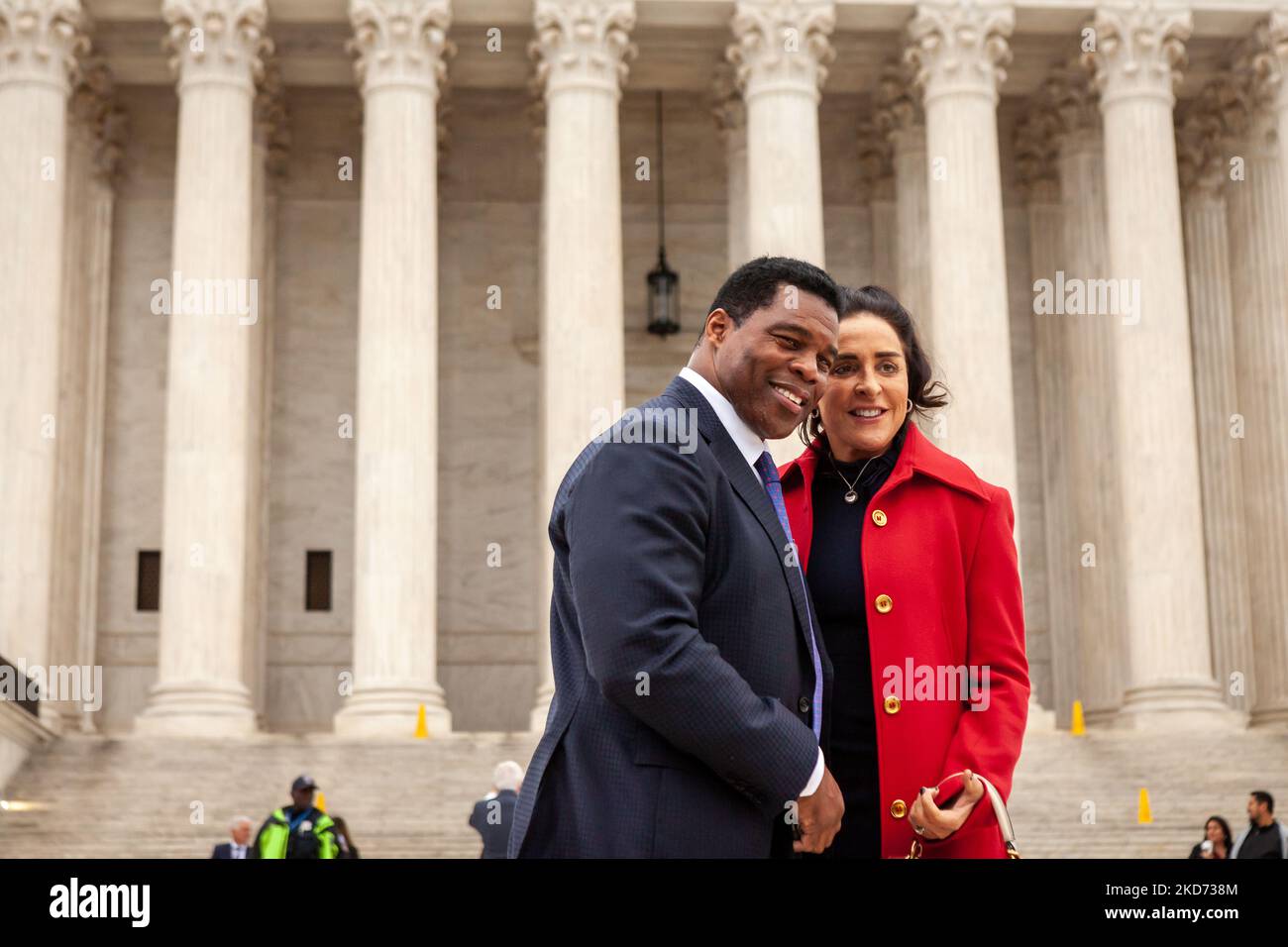 Herschel Walker, candidato repubblicano al Senato americano proveniente dalla Georgia, e sua moglie, Julie Blanchard, arrivano alla Corte Suprema per la cerimonia di induzione dell'Associazione Horatio Alger. Sono arrivati subito dopo la conferma di Ketanji Brown Jackson come associato Giustizia della Corte Suprema subito dopo il voto del Senato. (Foto di Allison Bailey/NurPhoto) Foto Stock