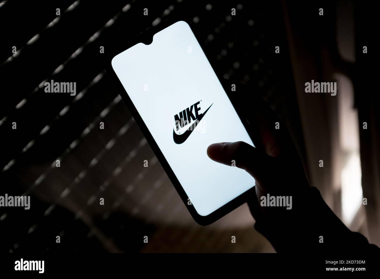 In questa foto, il logo Nike viene visualizzato sullo schermo di uno  smartphone ad Atene, in Grecia, il 7 aprile 2022. (Foto di Nikolas  Kokovlis/NurPhoto Foto stock - Alamy