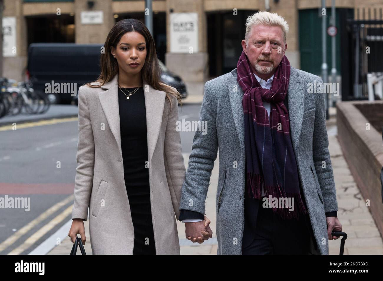 LONDRA, REGNO UNITO - 08 APRILE 2022: L'ex tennista Boris Becker (R) e il suo partner Lilian De Carvalho Monteiro (L) arrivano al Southwark Crown Court mentre la giuria dovrebbe continuare a deliberare sui verdetti nel processo di Boris Becker per presunti asset nascosti, comprese le medaglie, Trofei e proprietà di Wimbledon da fiduciari fallimentari il 08 aprile 2022 a Londra, Inghilterra. (Foto di Wiktor Szymanowicz/NurPhoto) Foto Stock