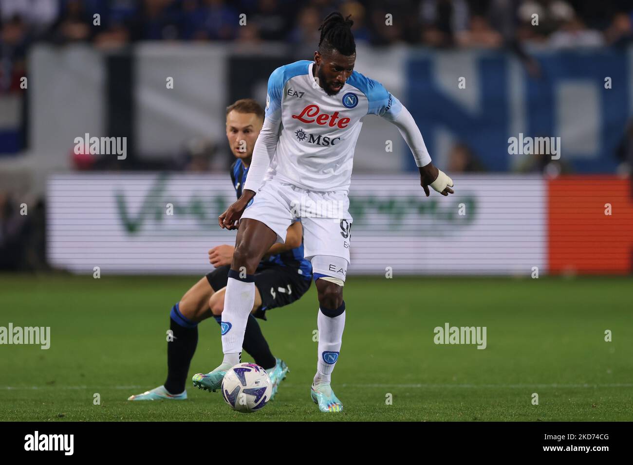 Bergamo, Italia, 5th novembre 2022. Andre Anguissa di SSC Napoli controlla la palla mentre Teun Koopmeiner di Atalanta chiude durante la Serie A partita allo Stadio Gewiss di Bergamo. L'immagine di credito dovrebbe essere: Jonathan Moskrop / Sportimage Foto Stock