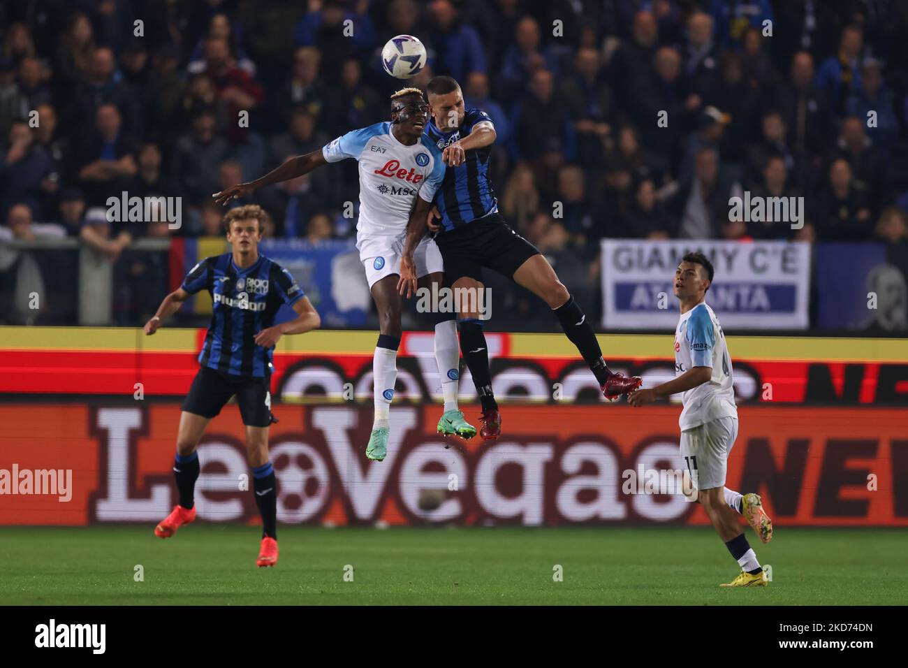 Bergamo, Italia, 5th novembre 2022. Merito Demirale di Atalanta sfida Victor Osimhen di SSC Napoli per una palla aerea durante la Serie A partita allo Stadio Gewiss di Bergamo. L'immagine di credito dovrebbe essere: Jonathan Moskrop / Sportimage Foto Stock