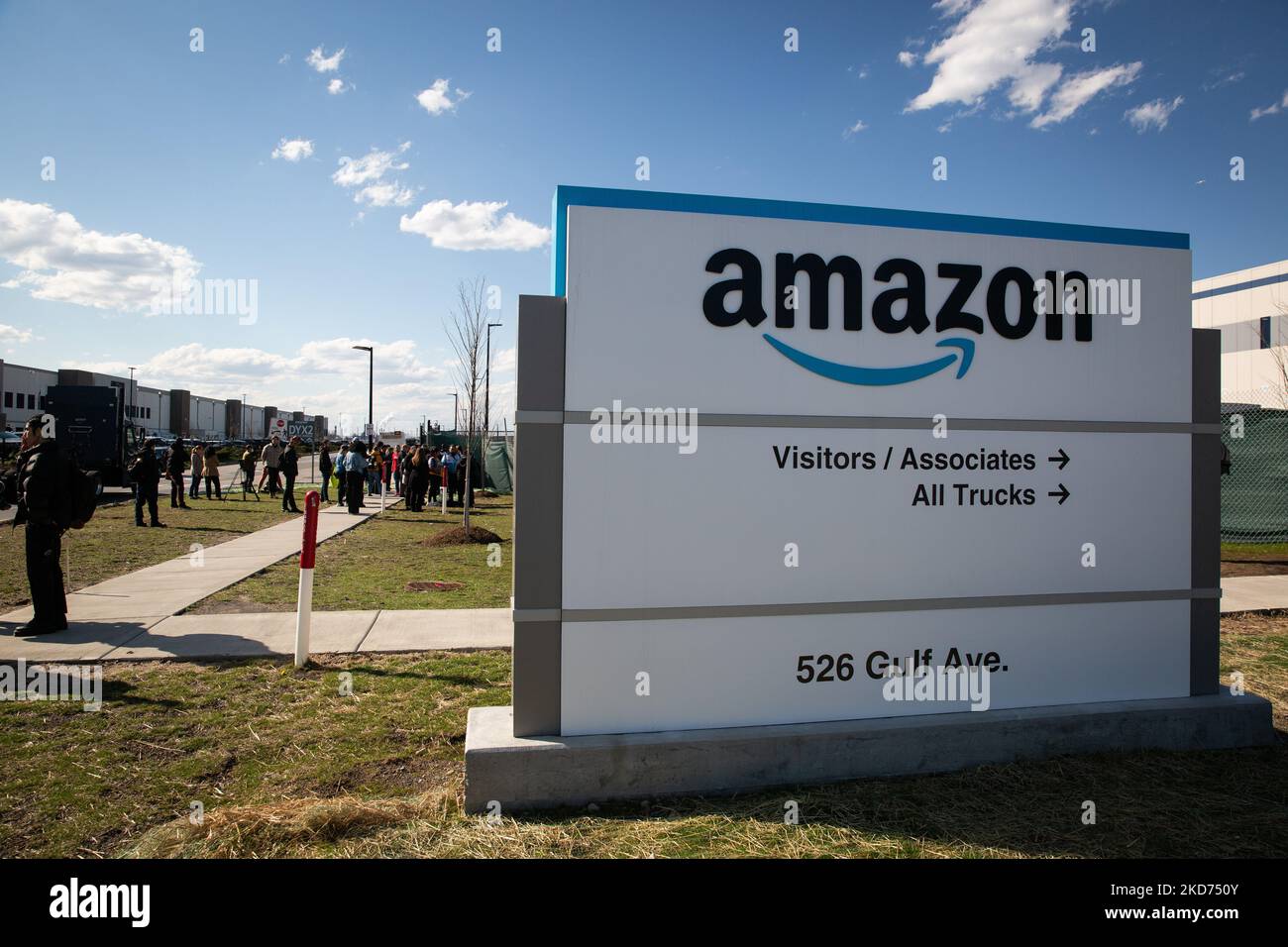 I lavoratori con l'Amazon Labor Union alle JFK8 hanno tenuto una conferenza stampa per celebrare la loro vittoria sindacale, la prima di qualsiasi struttura Amazon a livello nazionale, il 8 aprile 2022. (Foto di Karla Ann Cote/NurPhoto) Foto Stock