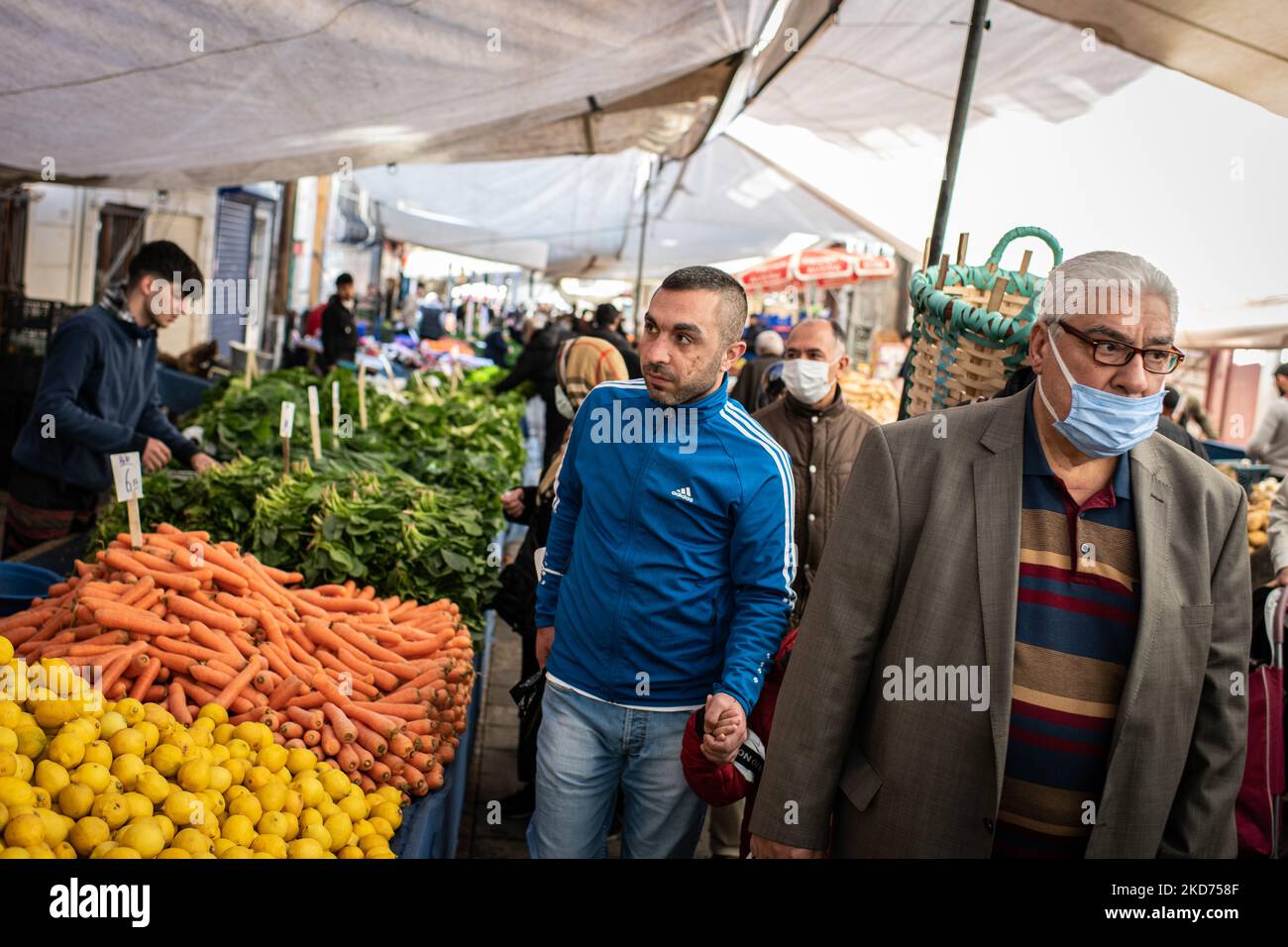 Il 6 aprile 2022, i residenti di Istanbul hanno fatto shopping nei mercati di strada e nei bazar alla ricerca di occasioni in mezzo all'aumento dei prezzi dei prodotti alimentari causato dall'elevata inflazione e dalla persistente turbolenza economica in Turchia. In alto, gli acquirenti navigano nel mercato di Carsamba nel quartiere Fatih di Istanbul. (Foto di Diego Cupolo/NurPhoto) Foto Stock