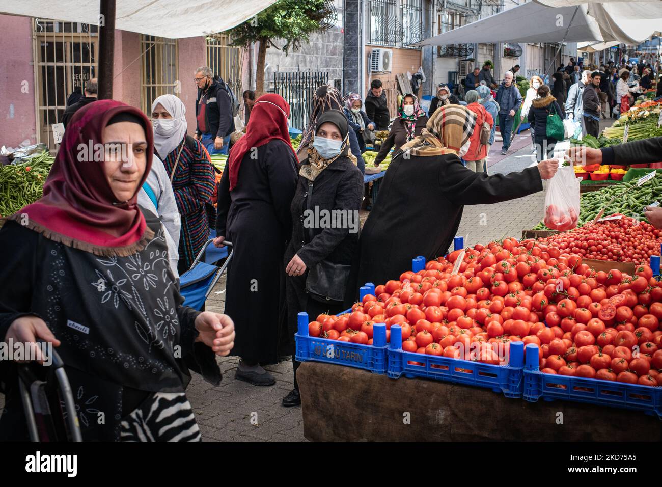 Il 6 aprile 2022, i residenti di Istanbul hanno fatto shopping nei mercati di strada e nei bazar alla ricerca di occasioni in mezzo all'aumento dei prezzi dei prodotti alimentari causato dall'elevata inflazione e dalla persistente turbolenza economica in Turchia. In alto, gli acquirenti navigano nel mercato di Carsamba nel quartiere Fatih di Istanbul. (Foto di Diego Cupolo/NurPhoto) Foto Stock