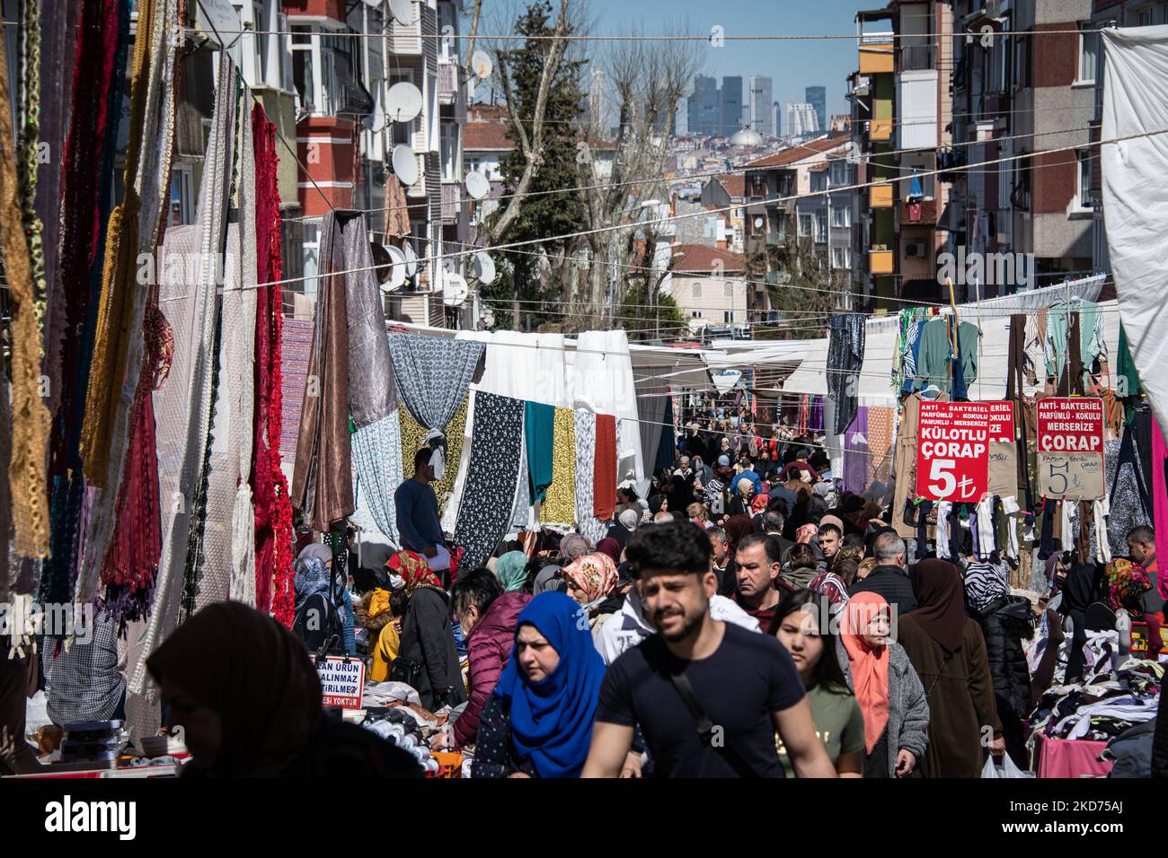 Il 6 aprile 2022, i residenti di Istanbul hanno fatto shopping nei mercati di strada e nei bazar alla ricerca di occasioni in mezzo all'aumento dei prezzi dei prodotti alimentari causato dall'elevata inflazione e dalla persistente turbolenza economica in Turchia. In alto, gli acquirenti navigano nel mercato di Carsamba nel quartiere Fatih di Istanbul. (Foto di Diego Cupolo/NurPhoto) Foto Stock