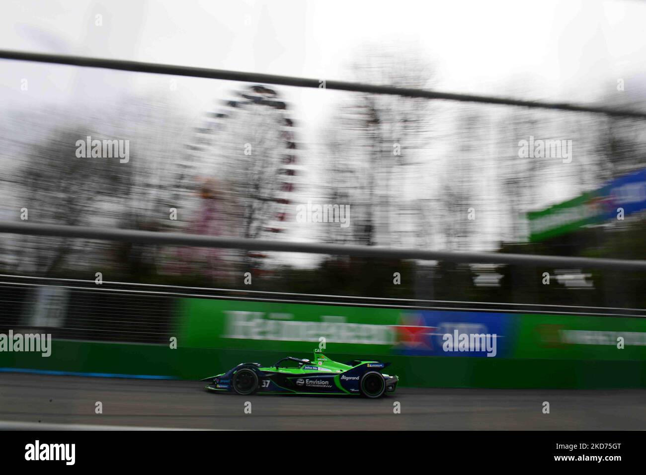 Nick Cassidy dell'Envision Racing Formula e Team guida la sua monoposto durante le prove libere di Roma e-Prix, 3rd° round del Campionato del mondo di Formula e sul circuito cittadino di Roma, quartiere europeo Roma, 9 aprile 2022 (Foto di Andrea Diodato/NurPhoto) Foto Stock