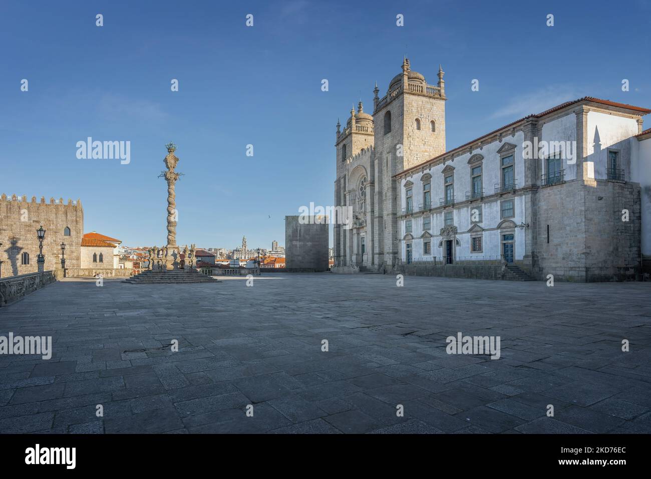 Cattedrale di se do Porto e colonna Pelourinho a Terreiro da se - Porto, Portogallo Foto Stock