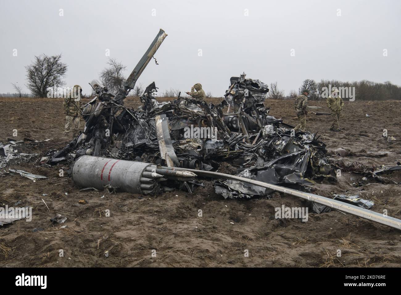 Frammenti di un elicottero militare russo mi-8 vicino a Makariv, area di Kyiv, Ucraina, sabato 9 aprile, 2022 (foto di Maxym Marusenko/NurPhoto) Foto Stock