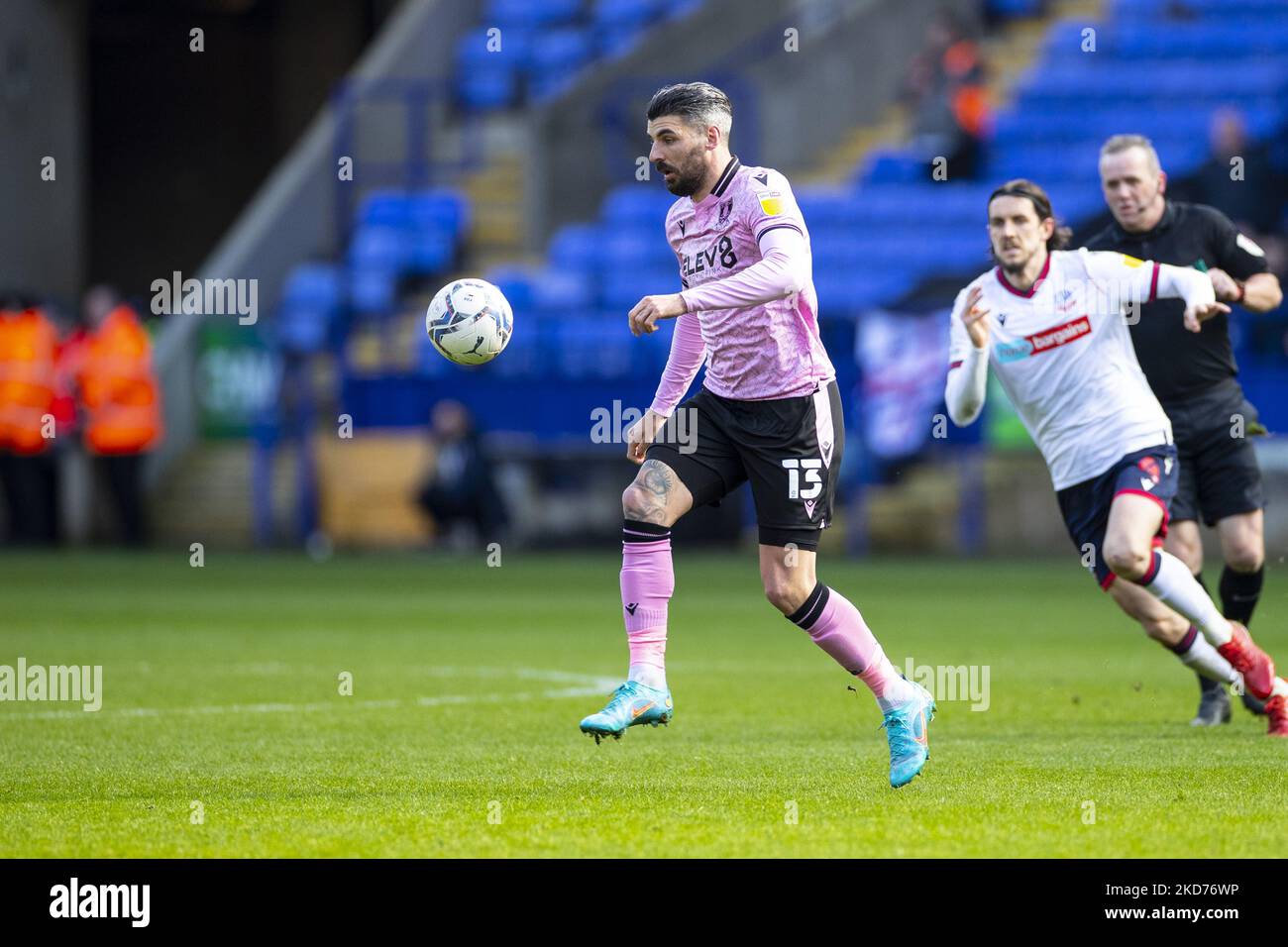 Sheffield Mercoledì avanti Callum Paterson (13)in possesso della palla durante la partita Sky Bet League 1 tra Bolton Wanderers e Sheffield Mercoledì presso l'Università di Bolton Stadium, Bolton Sabato 9th aprile 2022. (Foto di Mike Morese/MI News/NurPhoto) Foto Stock