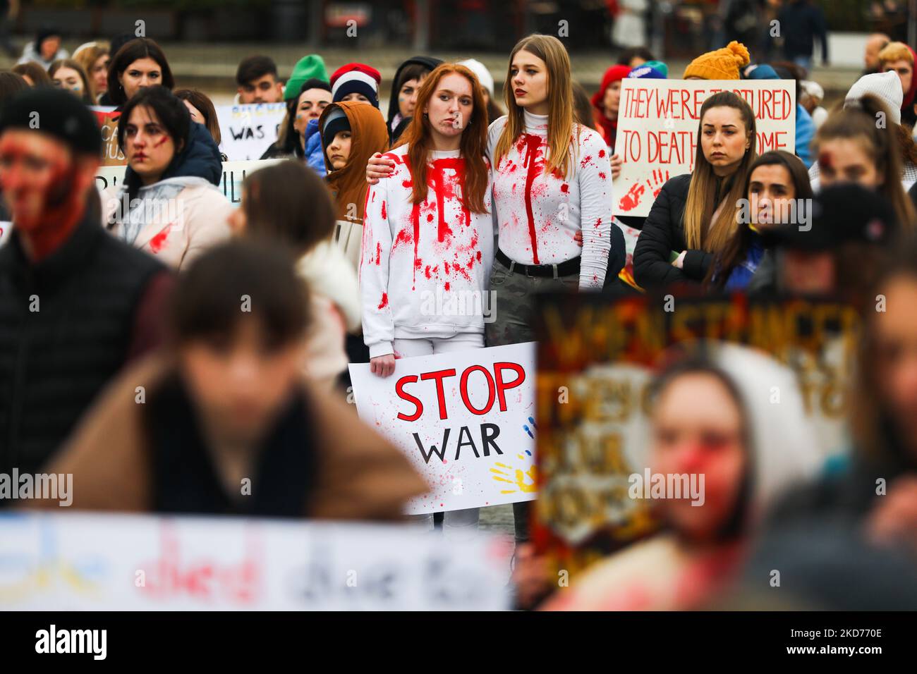 Cittadini e sostenitori ucraini partecipano a una protesta silenziosa nella piazza principale contro l'omicidio di massa di civili ucraini da parte dei soldati russi durante l'invasione in corso dell'Ucraina. Cracovia, Polonia il 9 aprile 2022. Le forze russe si sono ritirate da tutta la capitale Ucraina Kyiv lasciando dietro le strade piene di corpi di civili ucraini. (Foto di Beata Zawrzel/NurPhoto) Foto Stock