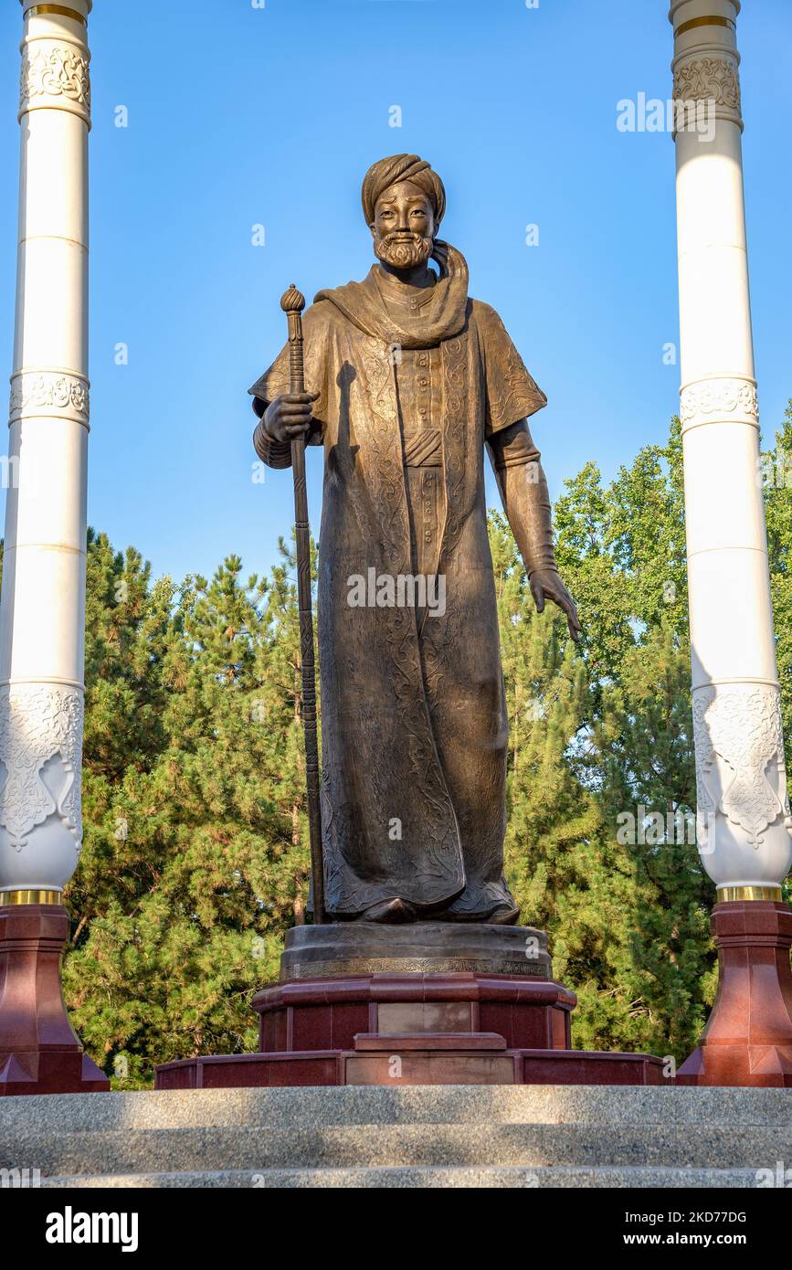 TASHKENT, UZBEKISTAN - 03 SETTEMBRE 2022: Primo piano del monumento ad Alisher Navoi. Tashkent, Uzbekistan Foto Stock