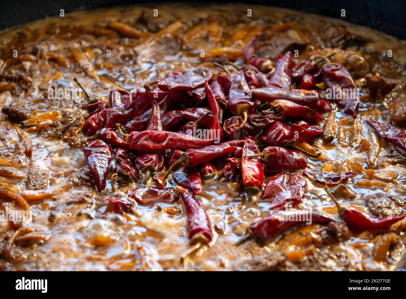 Pepe caldo nel pilaf preparato. Cucina uzbeka Foto Stock