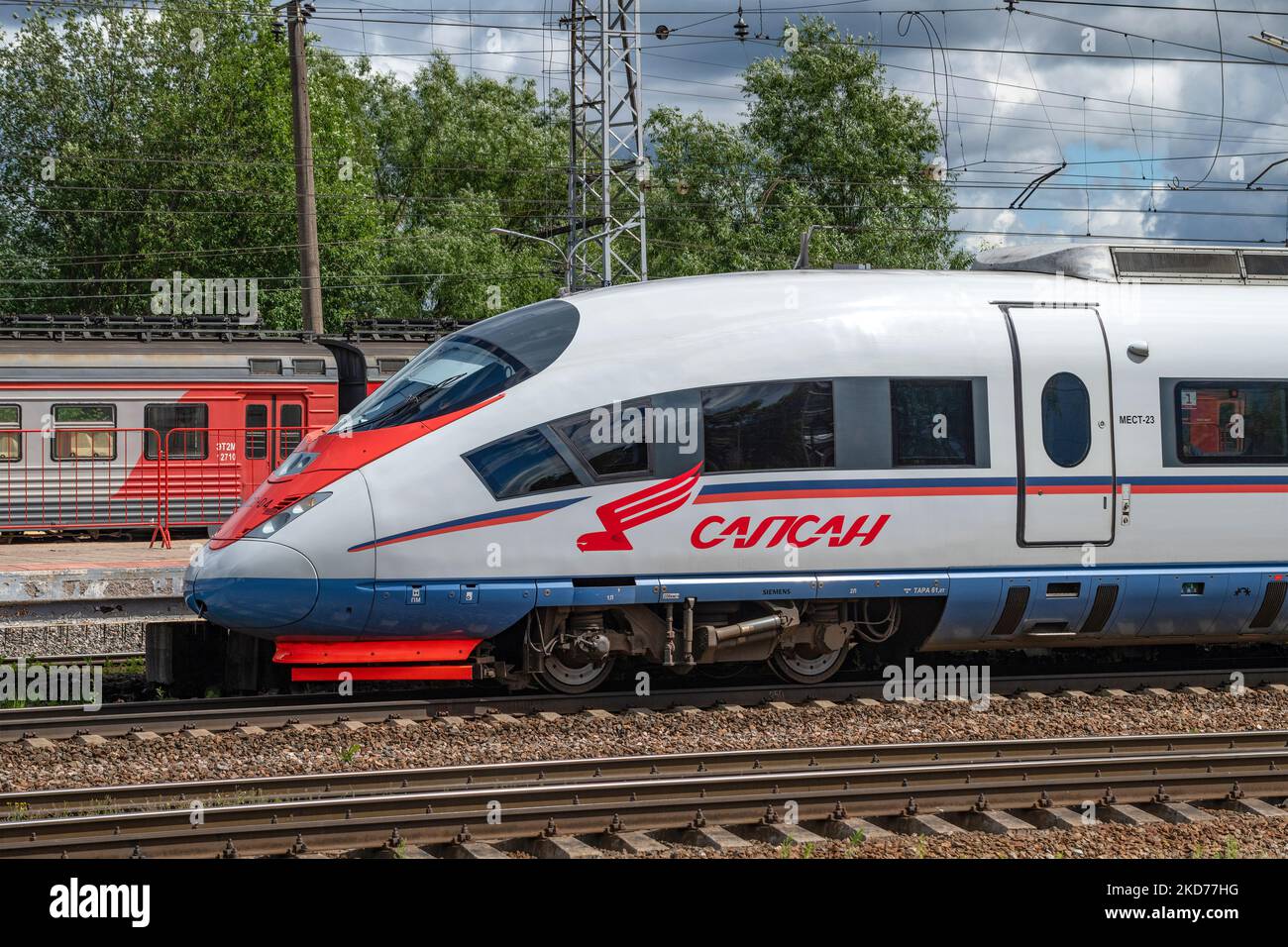 BOLOGOE, RUSSIA - 16 LUGLIO 2022: Primo piano del treno ad alta velocità 'Sapsan'. Bologoe Foto Stock