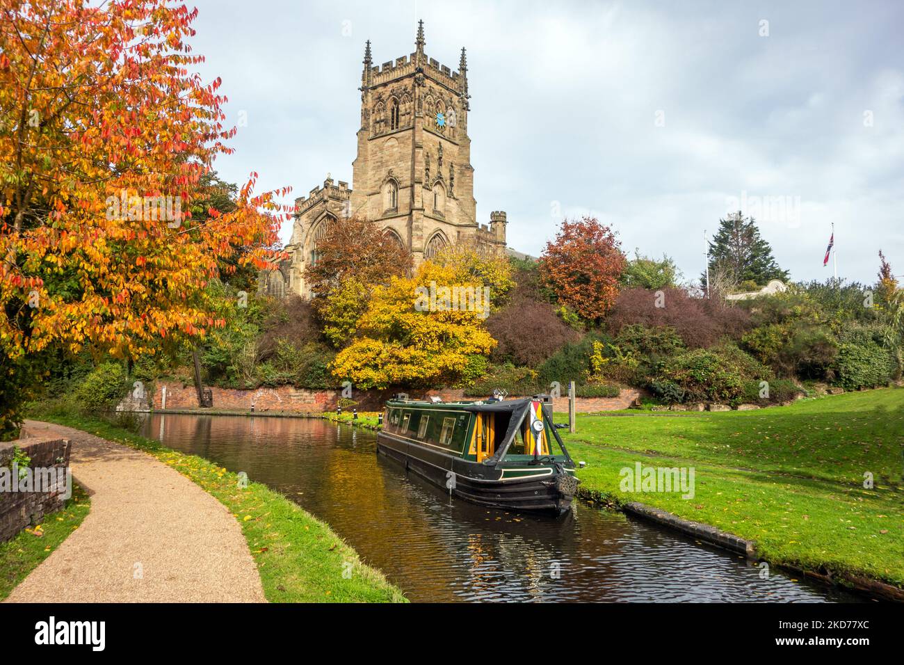 Narrowboat sul canale di Staffordshire e Worcester vicino alla chiesa di St Mary e All Saints nella città di Kidderminster nel Worcestershire durante l'autunno Foto Stock