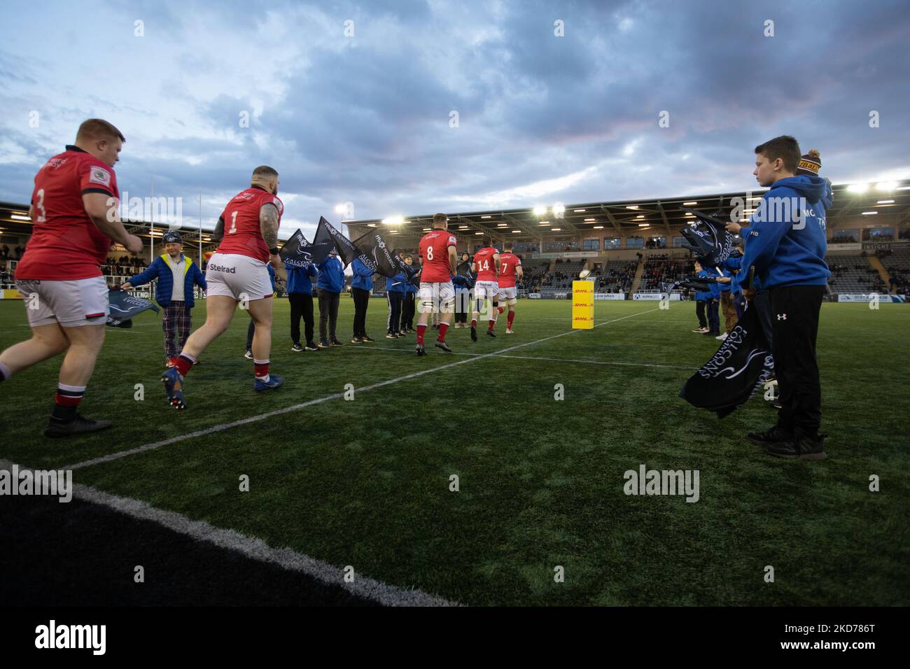 I giocatori di Falcons entrano nel campo per la partita di campionato TRA Newcastle Thunder e Widnes Vikings a Kingston Park, Newcastle lunedì 4th aprile 2022. (Foto di Chris Lishman/MI News/NurPhoto) Foto Stock