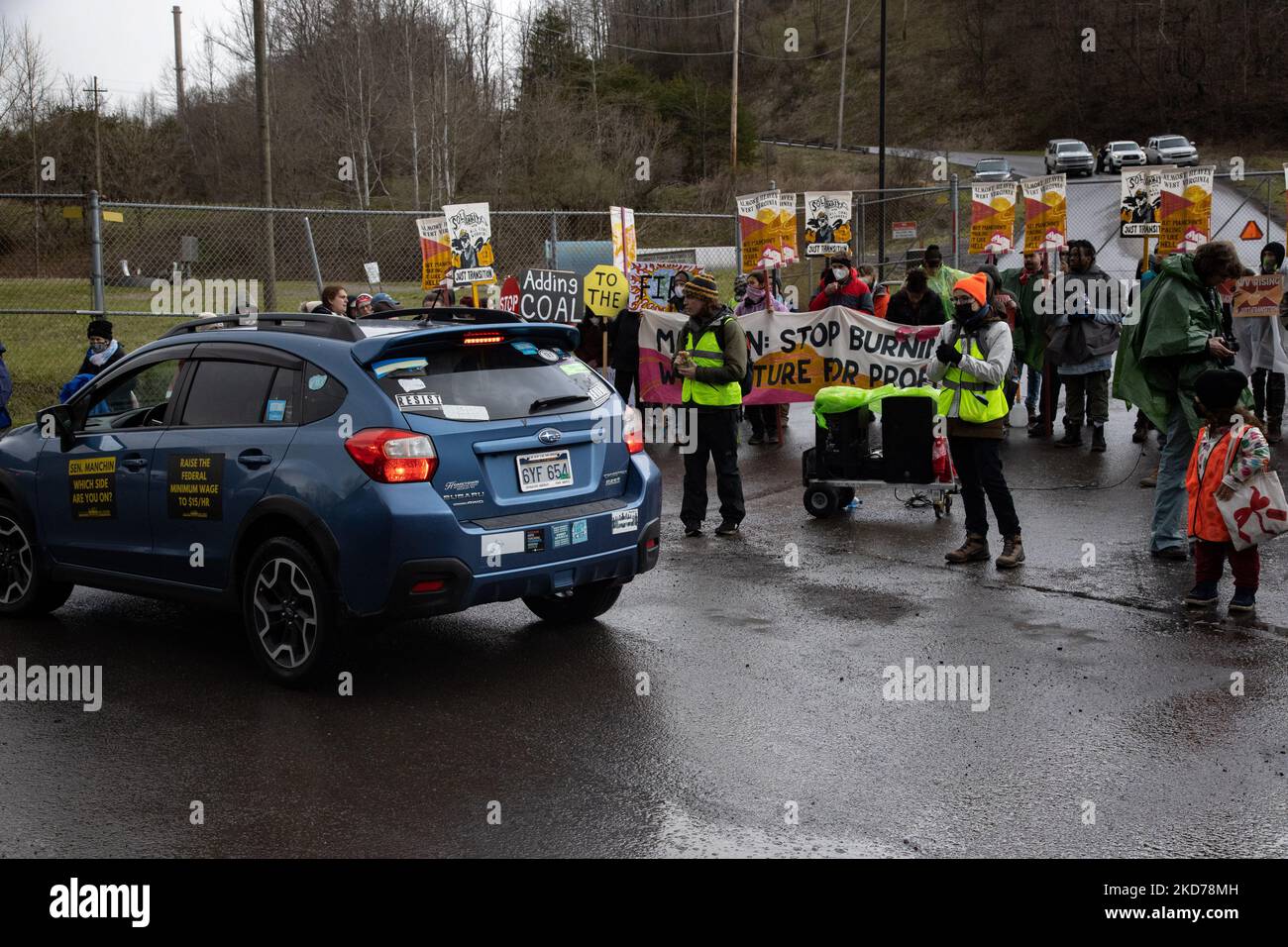 Gli attivisti del clima si riuniscono per bloccare l'ingresso alla centrale elettrica di Grant Town nella Virginia occidentale il 9 aprile 2022 (Foto di Bryan Olin Dozier/NurPhoto) Foto Stock