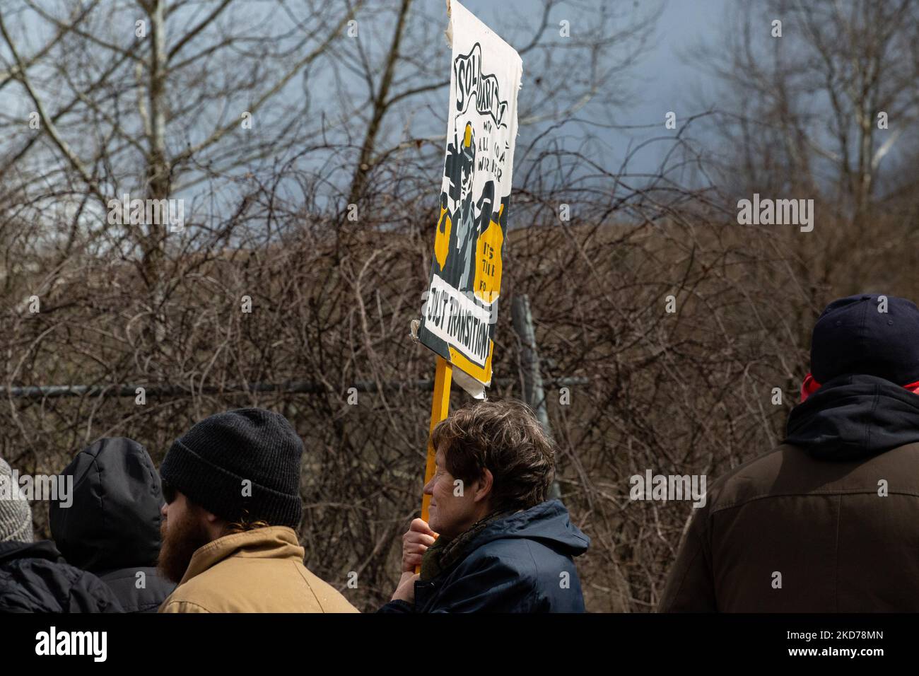 Gli attivisti del clima si riuniscono per bloccare l'ingresso alla centrale elettrica di Grant Town nella Virginia occidentale il 9 aprile 2022 (Foto di Bryan Olin Dozier/NurPhoto) Foto Stock