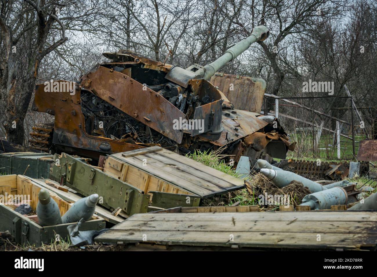 Un carro distrutto circondato dalle sue conchiglie rimane in Andriivka, villaggio vicino Kiev, dopo il ritiro dell'esercito russo durante l'invasione russa in Ucraina. (Foto di Celestino Arce/NurPhoto) Foto Stock