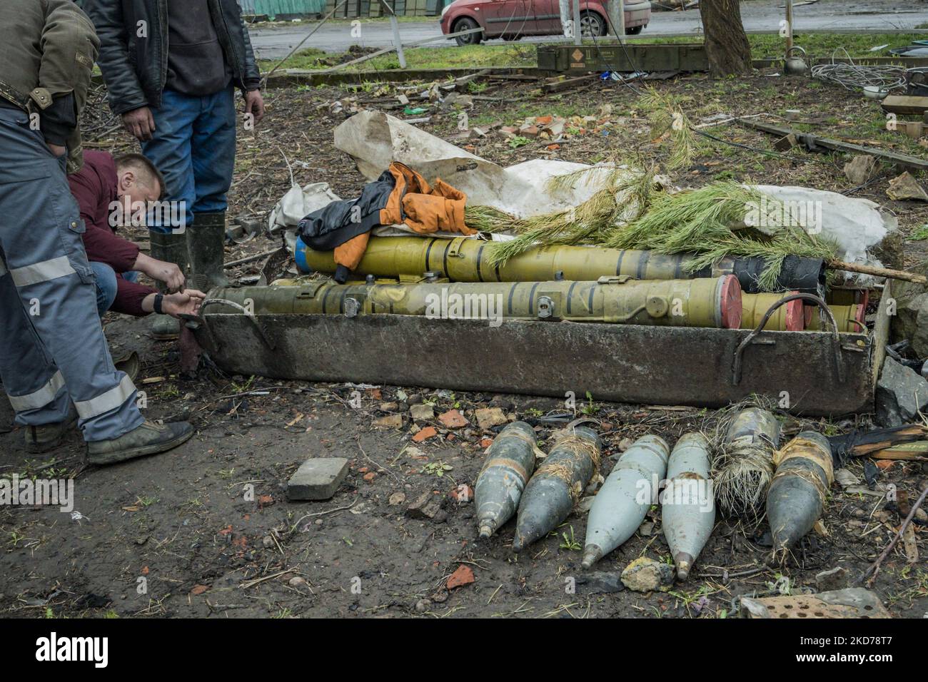 Alcuni civili controllano alcune armi rimaste durante la guerra delle truppe russe ad Andriivka durante la guerra della Russia contro l'Ucraina. (Foto di Celestino Arce/NurPhoto) Foto Stock