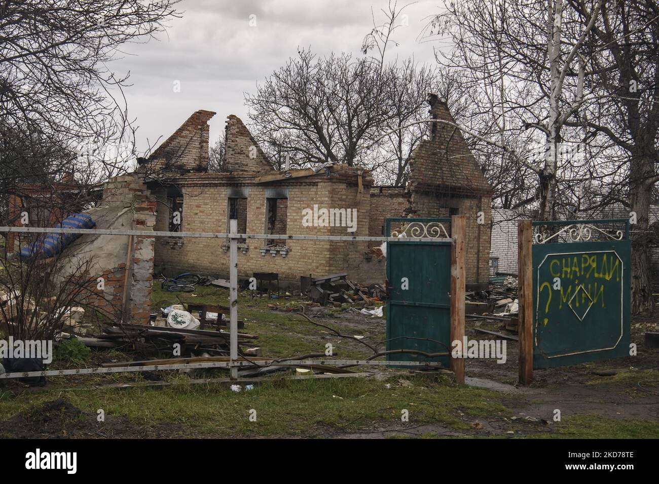 Case residenziali distrutte dall'esercito russo nella ricattura dall'esercito ucraino Andriivka villaggio, regione di Kyiv, Ucraina, 09 aprile 2022 (Foto di Maxym Marusenko/NurPhoto) Foto Stock