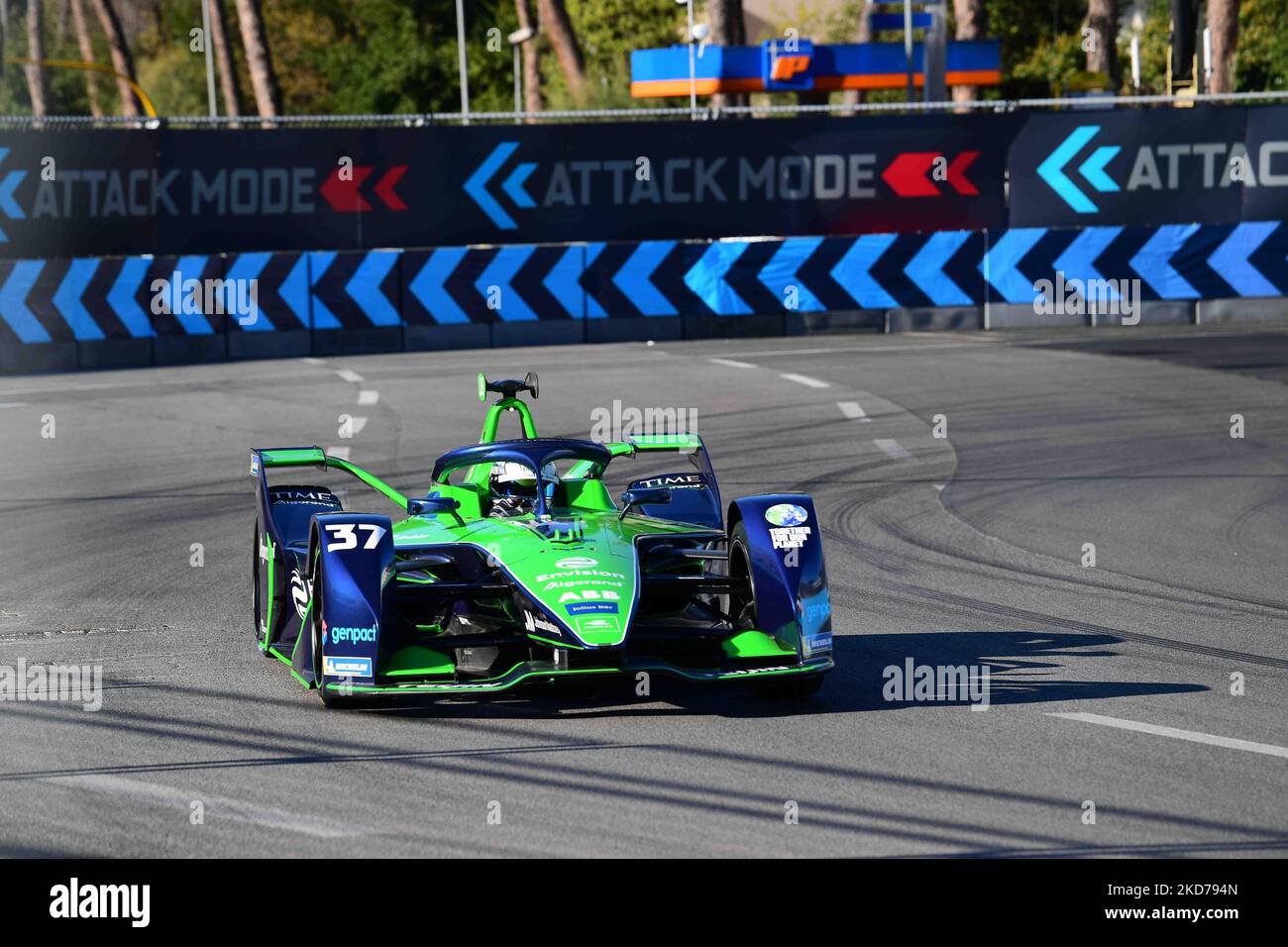 Nick Cassidy del Team Envision Racing Formula e guida la sua monoposto durante le qualifiche del Day 2 di Roma e-Prix, 5th° round del Campionato del mondo di Formula e sul circuito cittadino di Roma, quartiere EUR Roma, 10 aprile 2022 (Foto di Andrea Diodato/NurPhoto) Foto Stock