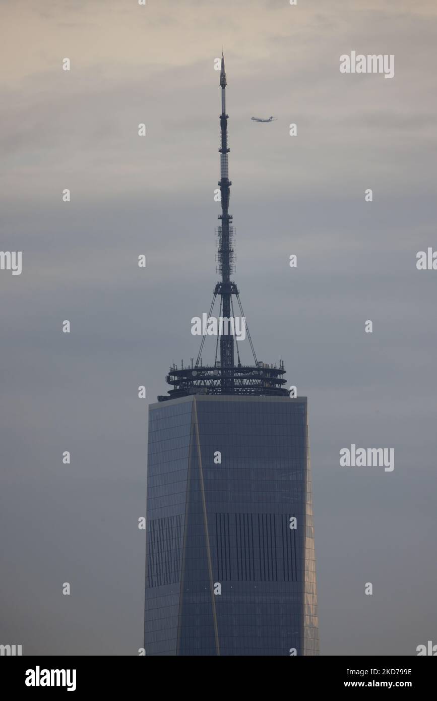 Un'immagine a lunga distanza di un World Trade Center con l'aereo in lontananza Foto Stock