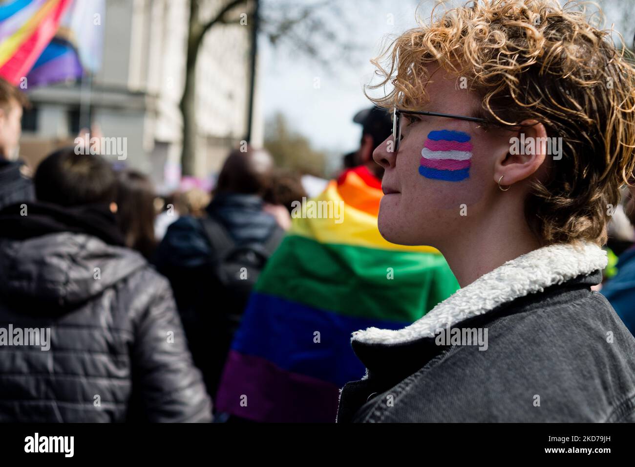 La gente partecipa a una manifestazione fuori Downing Street a Londra per protestare contro l'esclusione dei transgender dal divieto della terapia di conversione. A Londra, Gran Bretagna, 10 aprile 2022. (Foto di Maciek Musialek/NurPhoto) Foto Stock