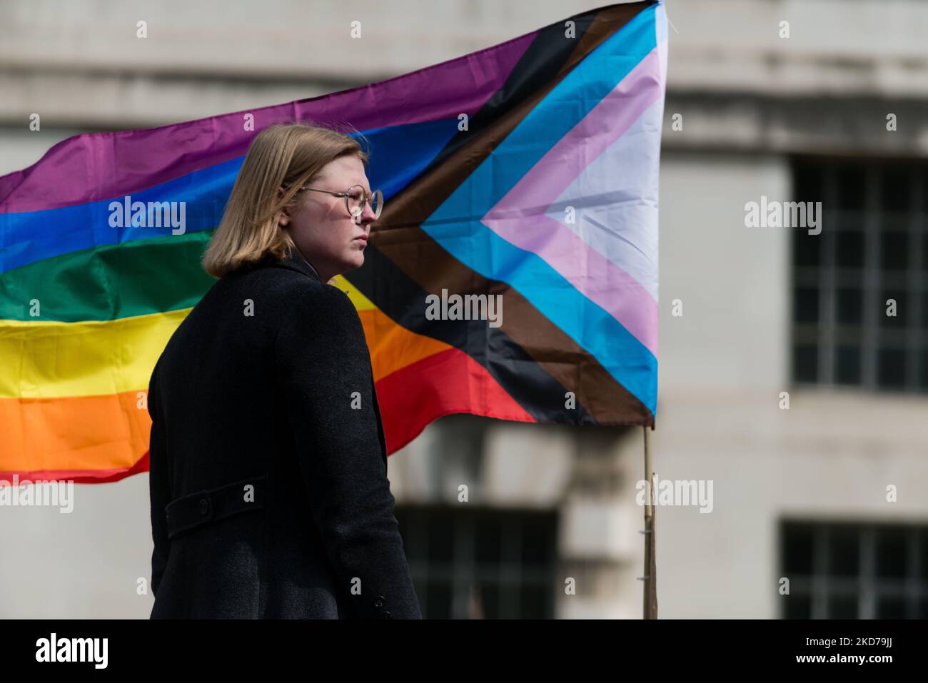 La gente partecipa a una manifestazione fuori Downing Street a Londra per protestare contro l'esclusione dei transgender dal divieto della terapia di conversione. A Londra, Gran Bretagna, 10 aprile 2022. (Foto di Maciek Musialek/NurPhoto) Foto Stock