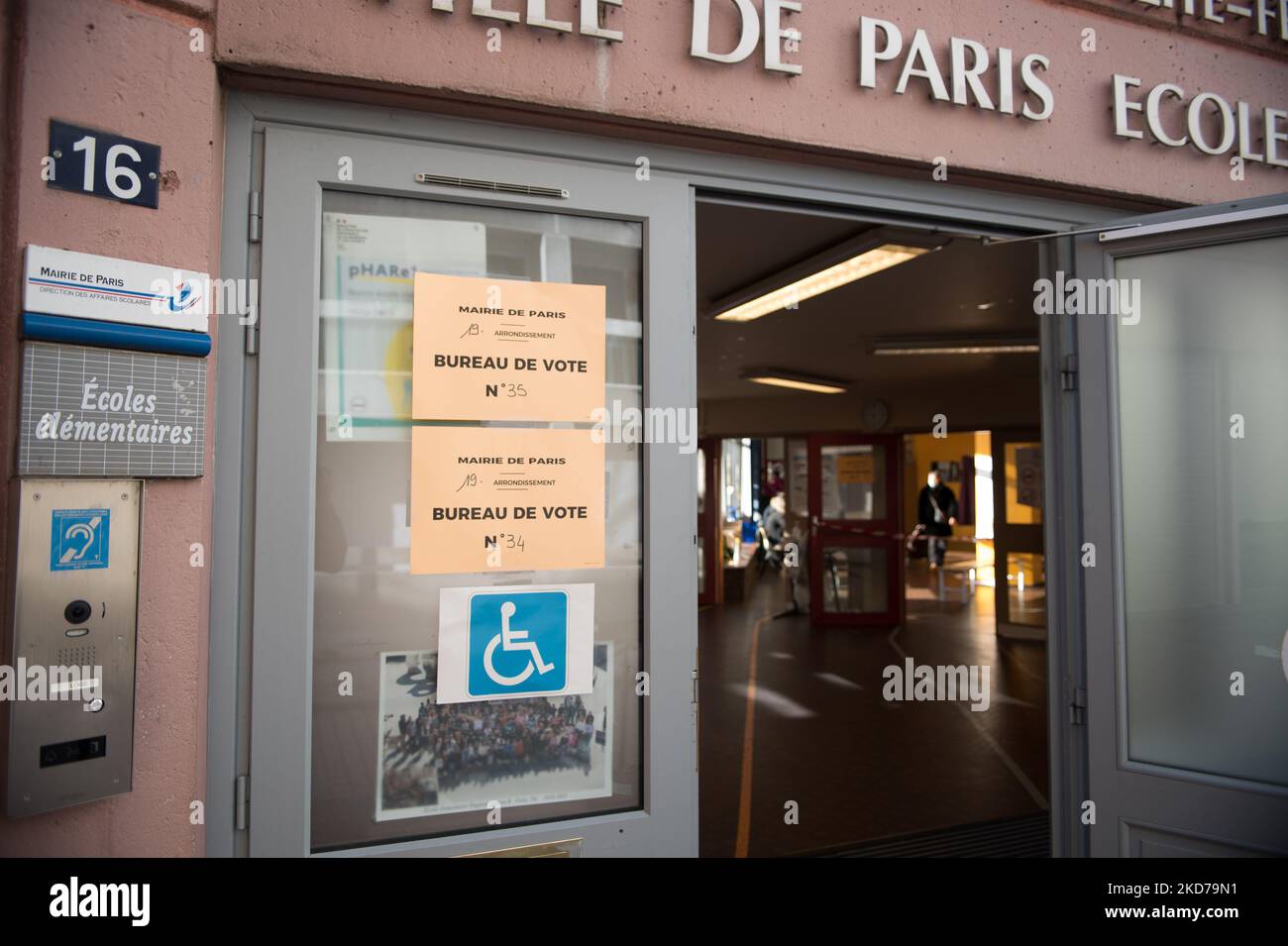 Ingresso al seggio n. 34 nel 19th° arrondissement all'apertura del primo turno delle elezioni presidenziali, a Parigi, il 10 aprile 2022. (Foto di Andrea Savorani Neri/NurPhoto) Foto Stock