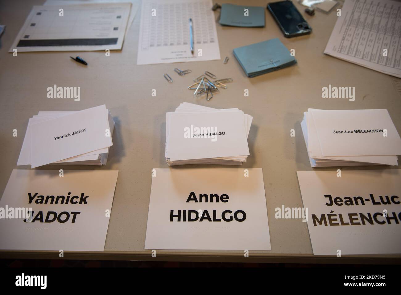 Buste con i nomi dei candidati del seggio n. 34 nel 19th° arrondissement all'apertura del primo turno delle elezioni presidenziali a Parigi il 10 aprile 2022. (Foto di Andrea Savorani Neri/NurPhoto) Foto Stock