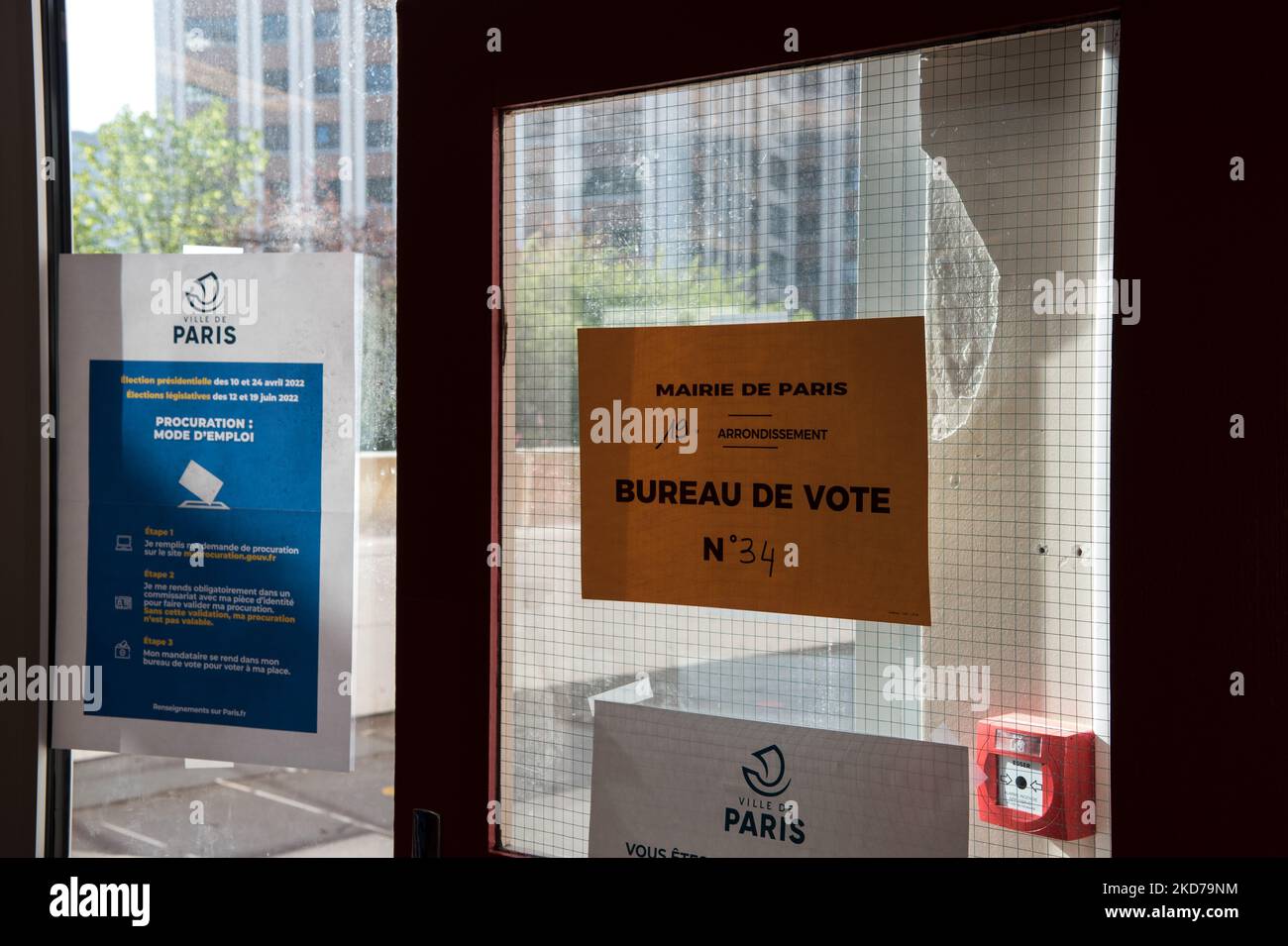 Il segno che indica il seggio n. 34 nel 19th° arrondissement all'apertura del primo turno delle elezioni presidenziali, a Parigi, il 10 aprile 2022. (Foto di Andrea Savorani Neri/NurPhoto) Foto Stock