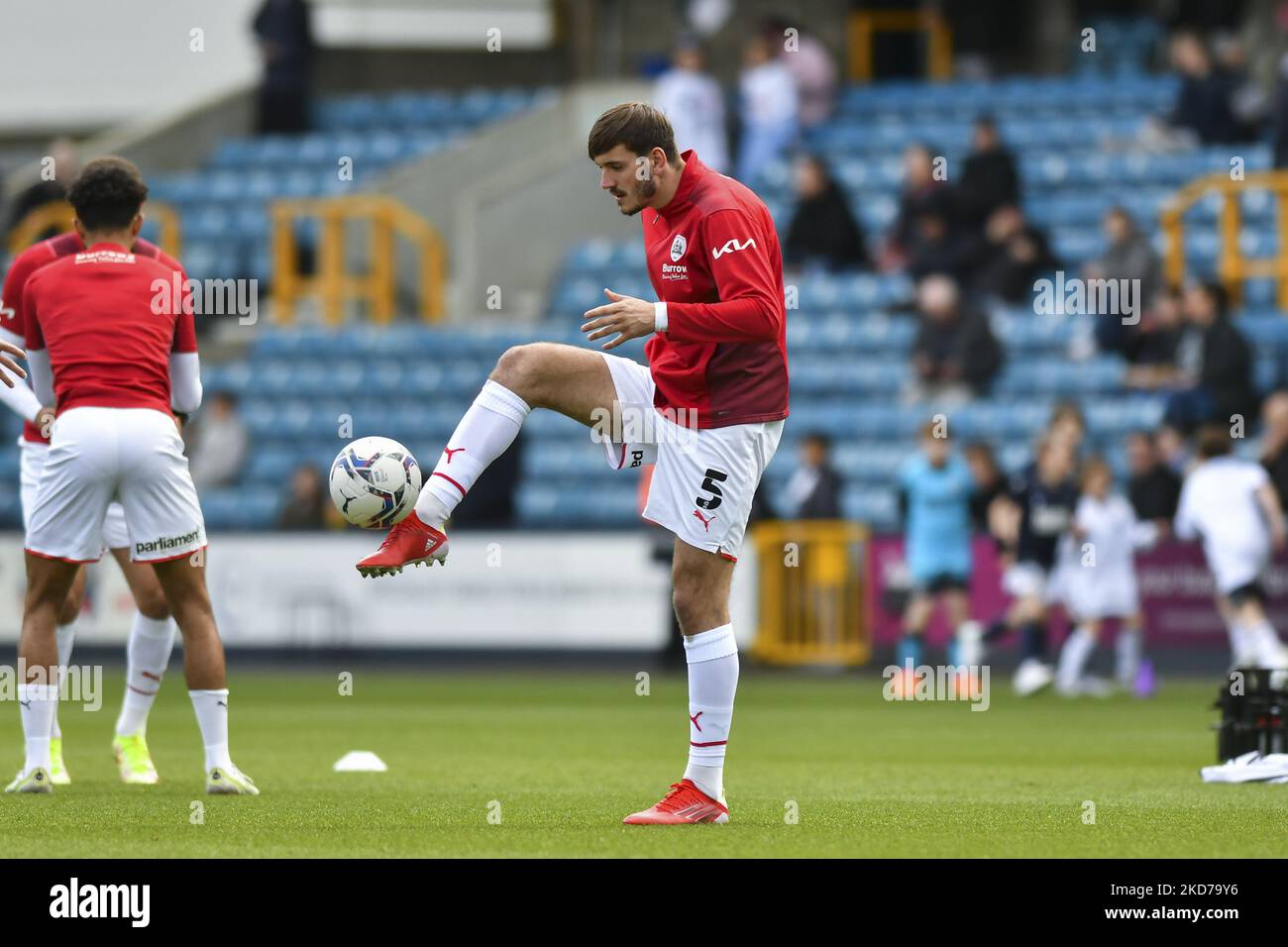 Liam Kitching of Barnsley riscaldamento prima della partita Sky Bet Championship tra Millwall e Barnsley al Den, Londra il Sabato 9th aprile 2022. (Foto di Ivan Yordanov/MI News/NurPhoto) Foto Stock